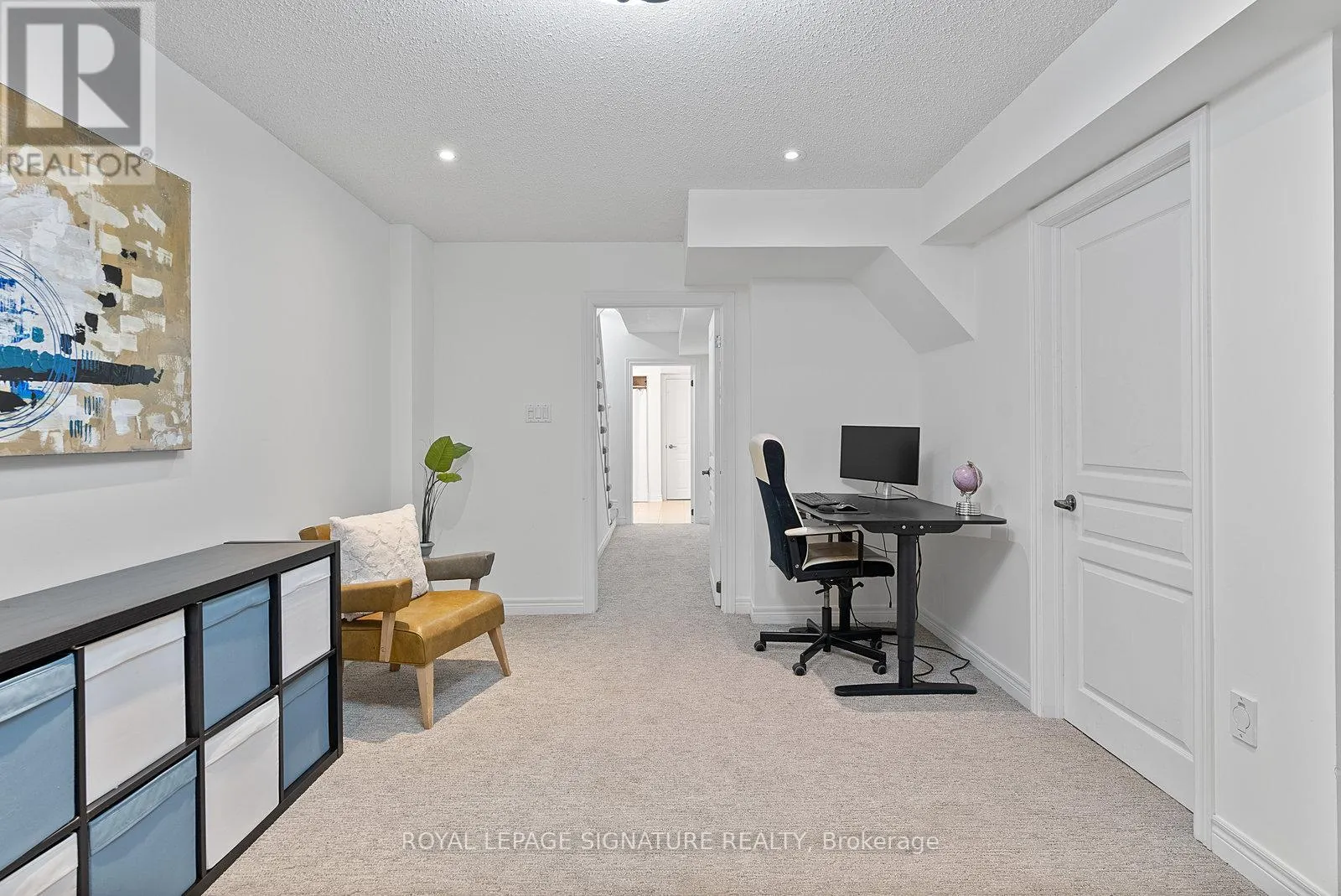 27 - 2410 WOODWARD AVENUE