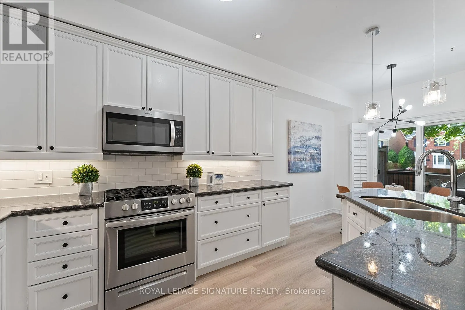 27 - 2410 WOODWARD AVENUE