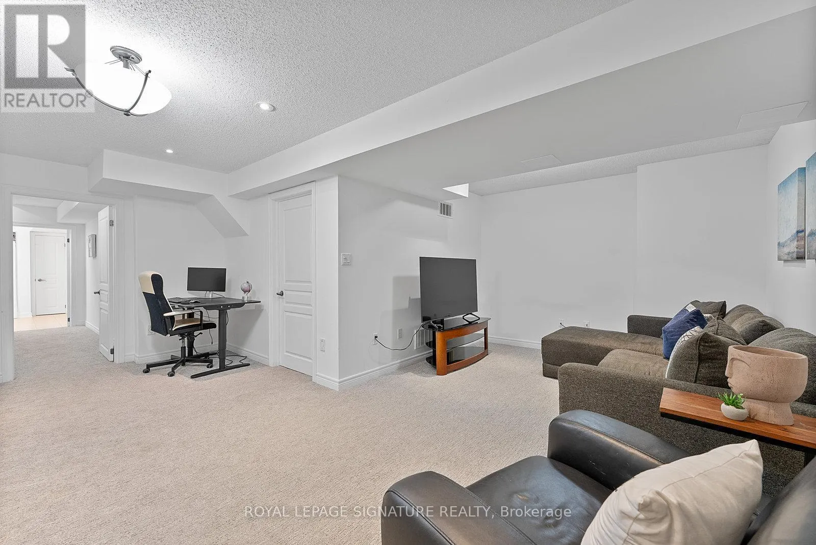 27 - 2410 WOODWARD AVENUE