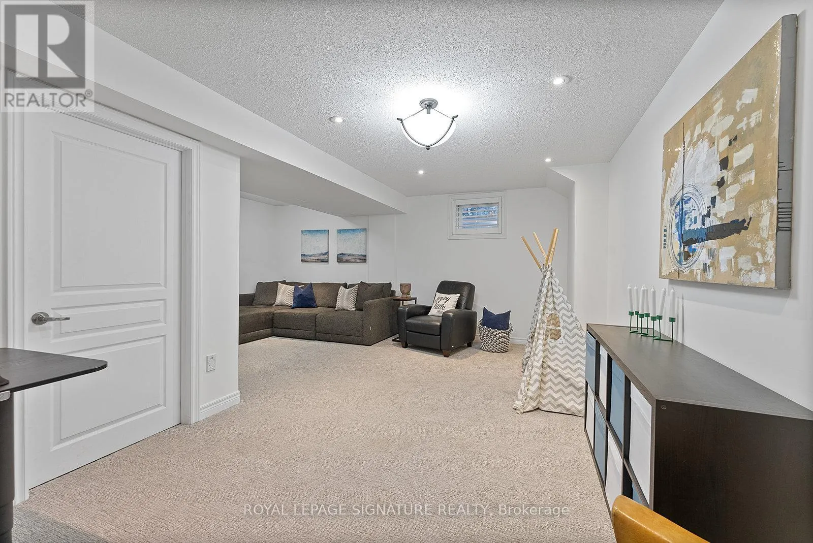27 - 2410 WOODWARD AVENUE