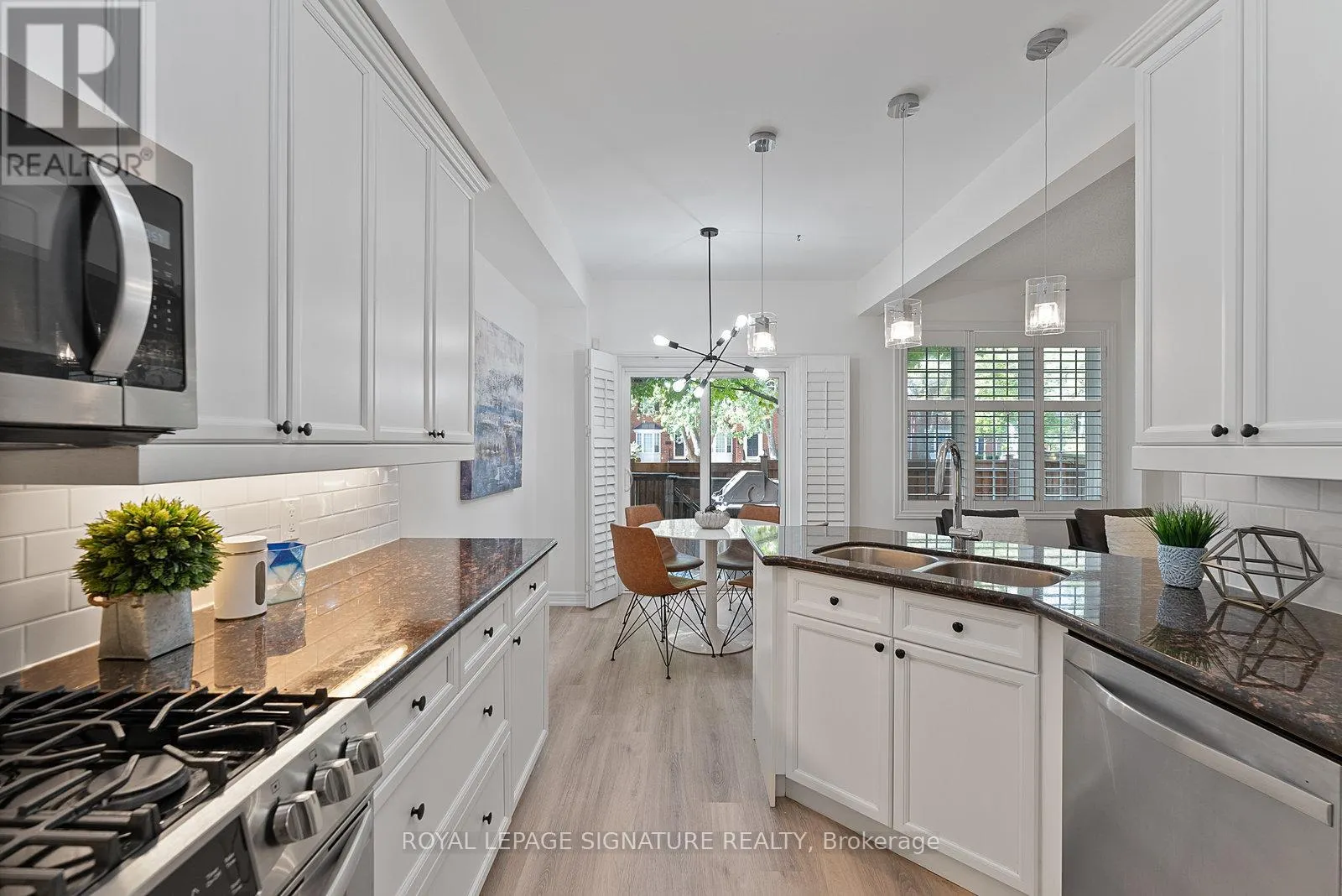 27 - 2410 WOODWARD AVENUE