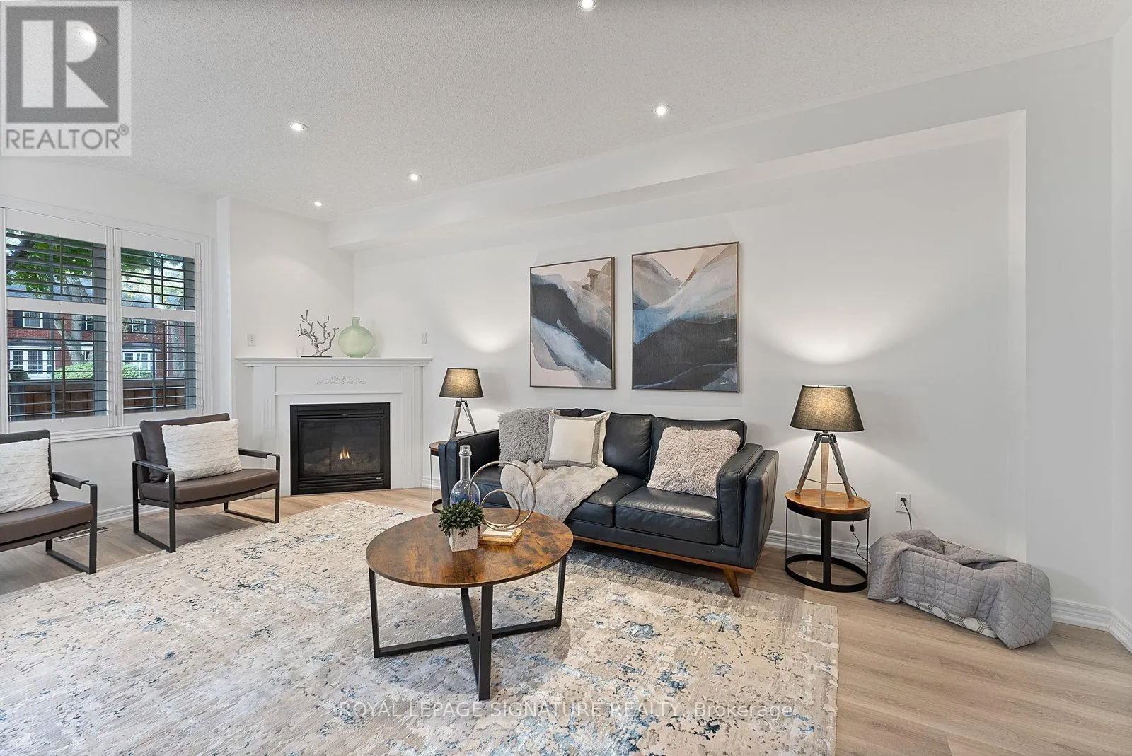 27 - 2410 WOODWARD AVENUE