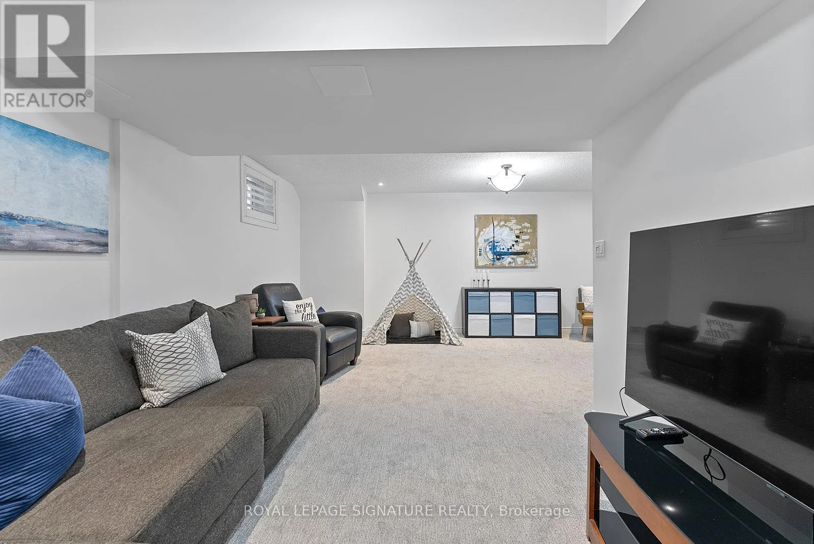 27 - 2410 WOODWARD AVENUE