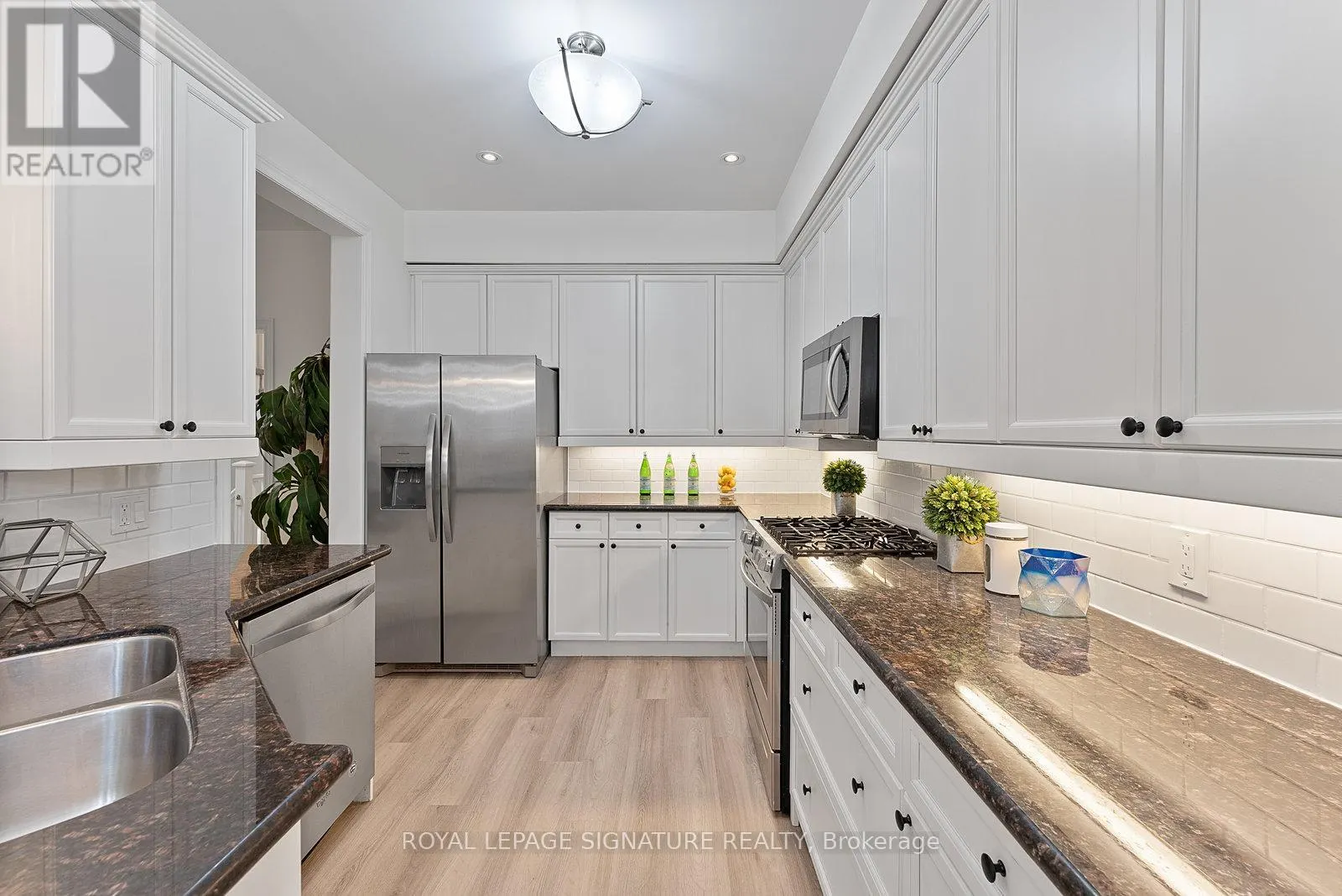 27 - 2410 WOODWARD AVENUE