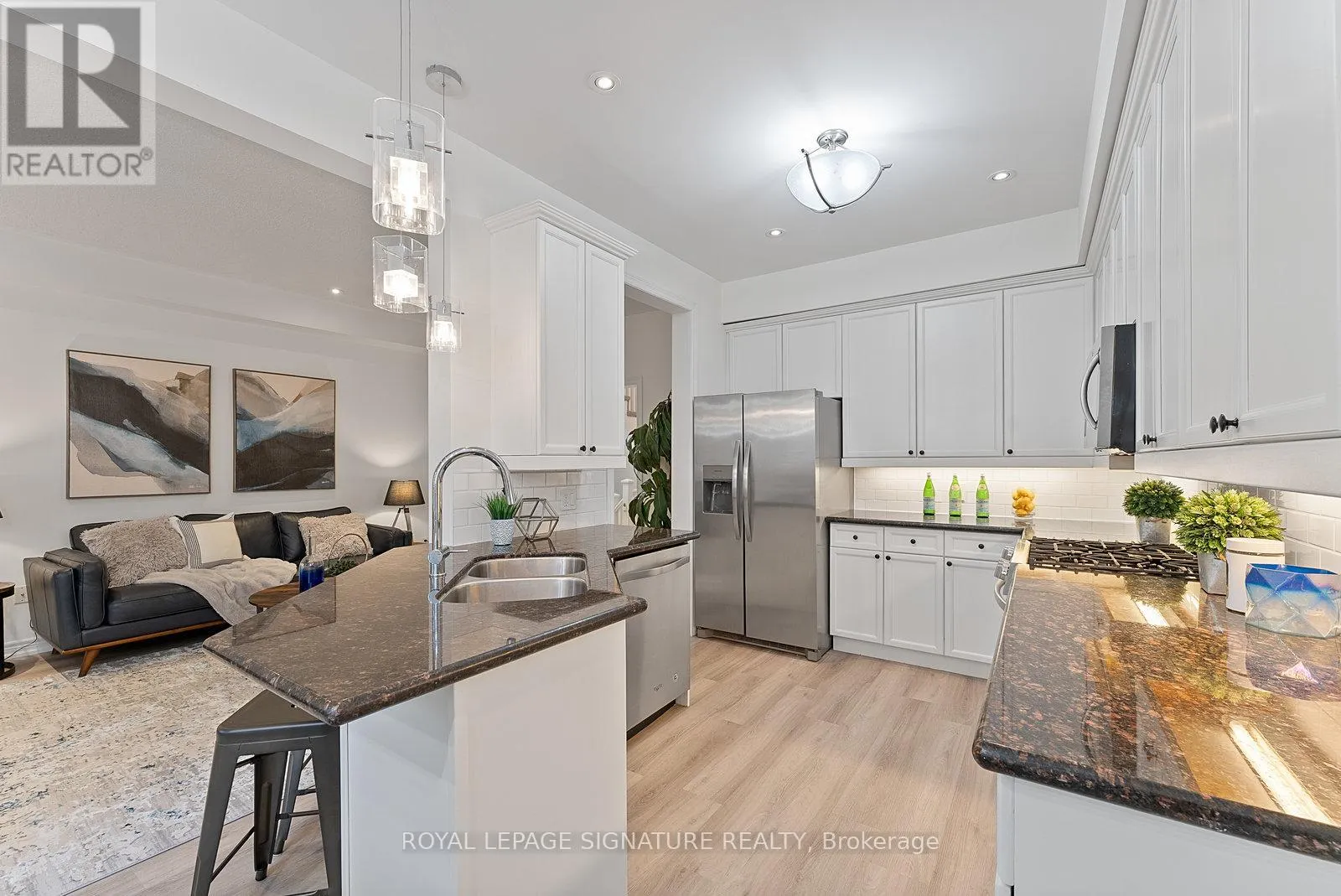 27 - 2410 WOODWARD AVENUE