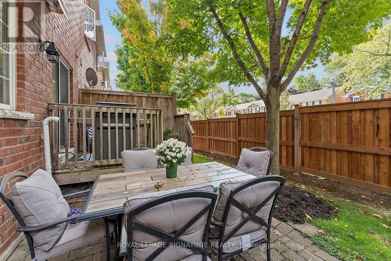 27 - 2410 WOODWARD AVENUE
