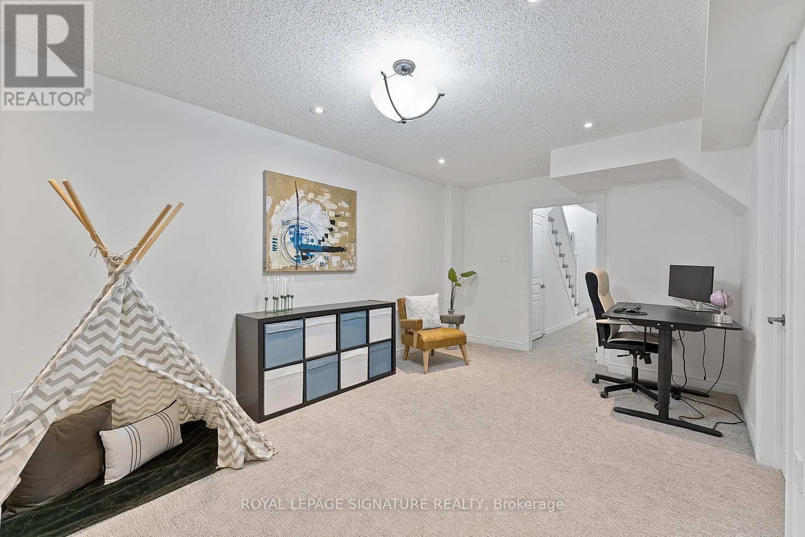 27 - 2410 WOODWARD AVENUE