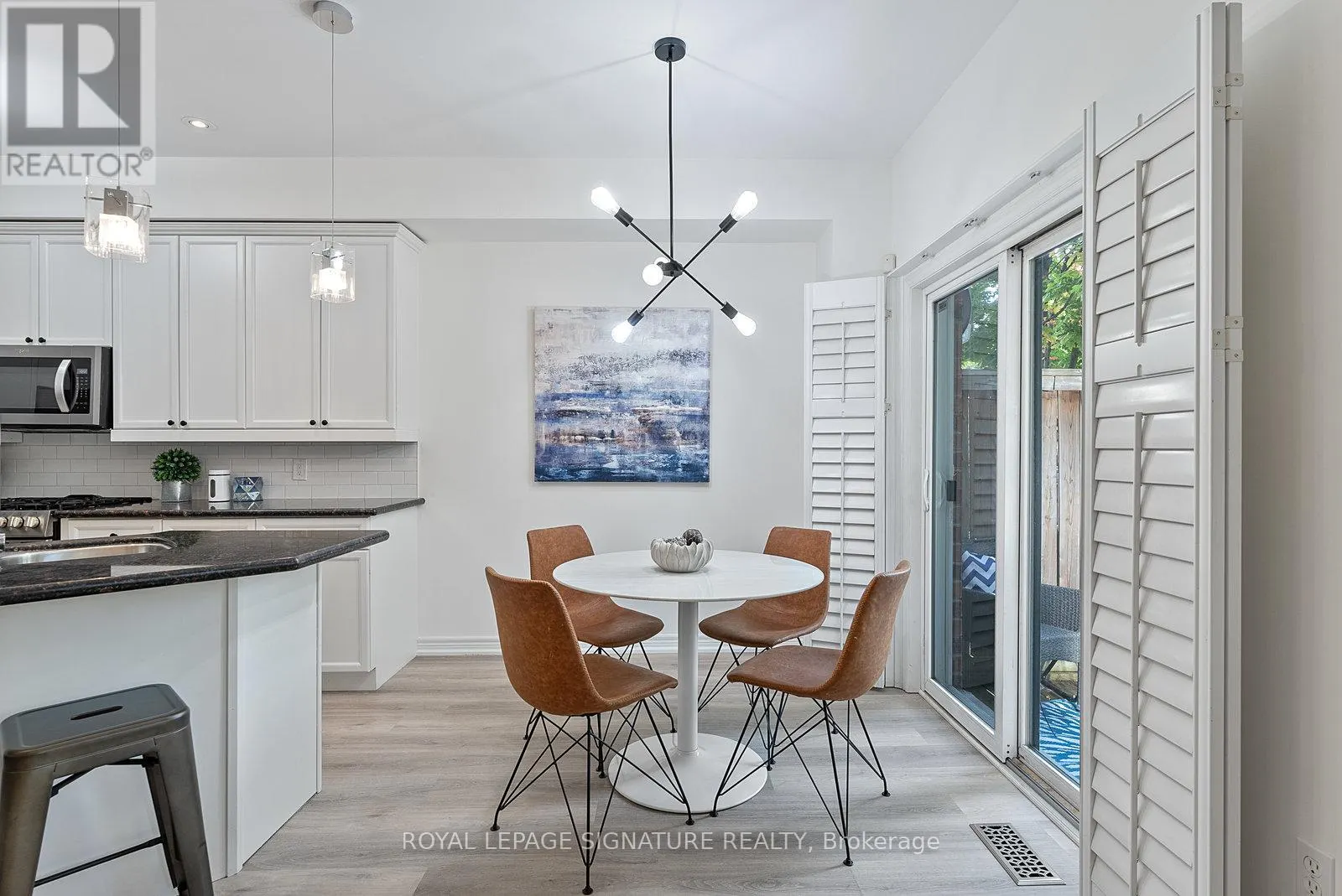 27 - 2410 WOODWARD AVENUE