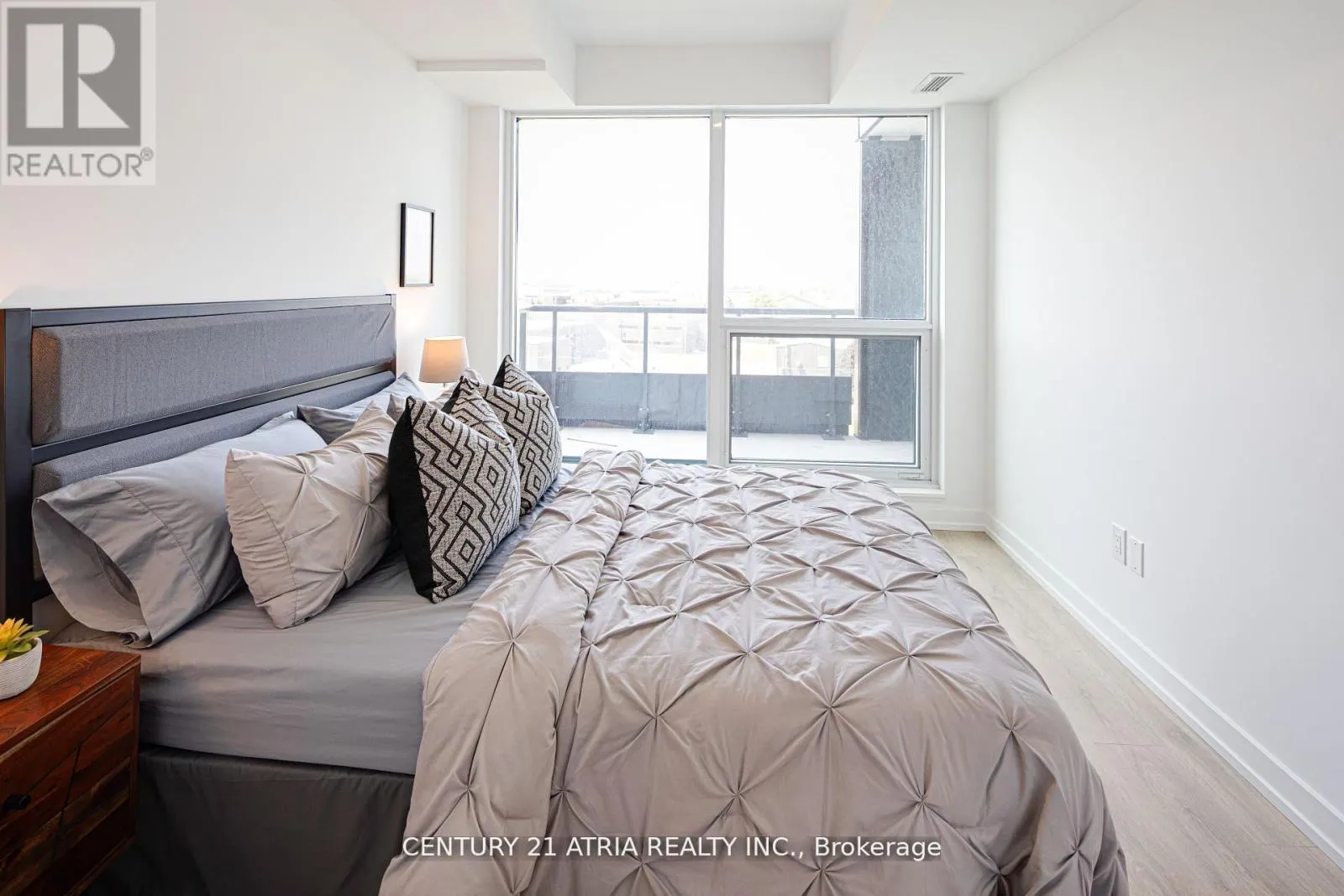 822 - 1100 SHEPPARD AVENUE W