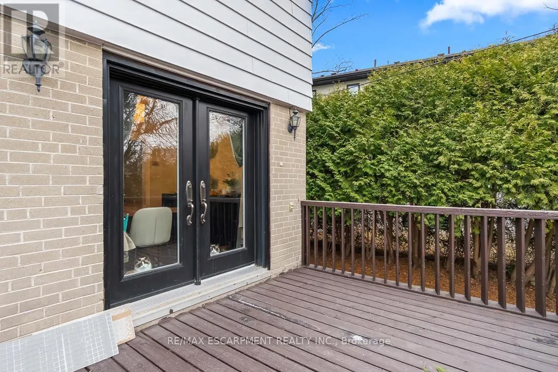 561 WINGROVE CRESCENT