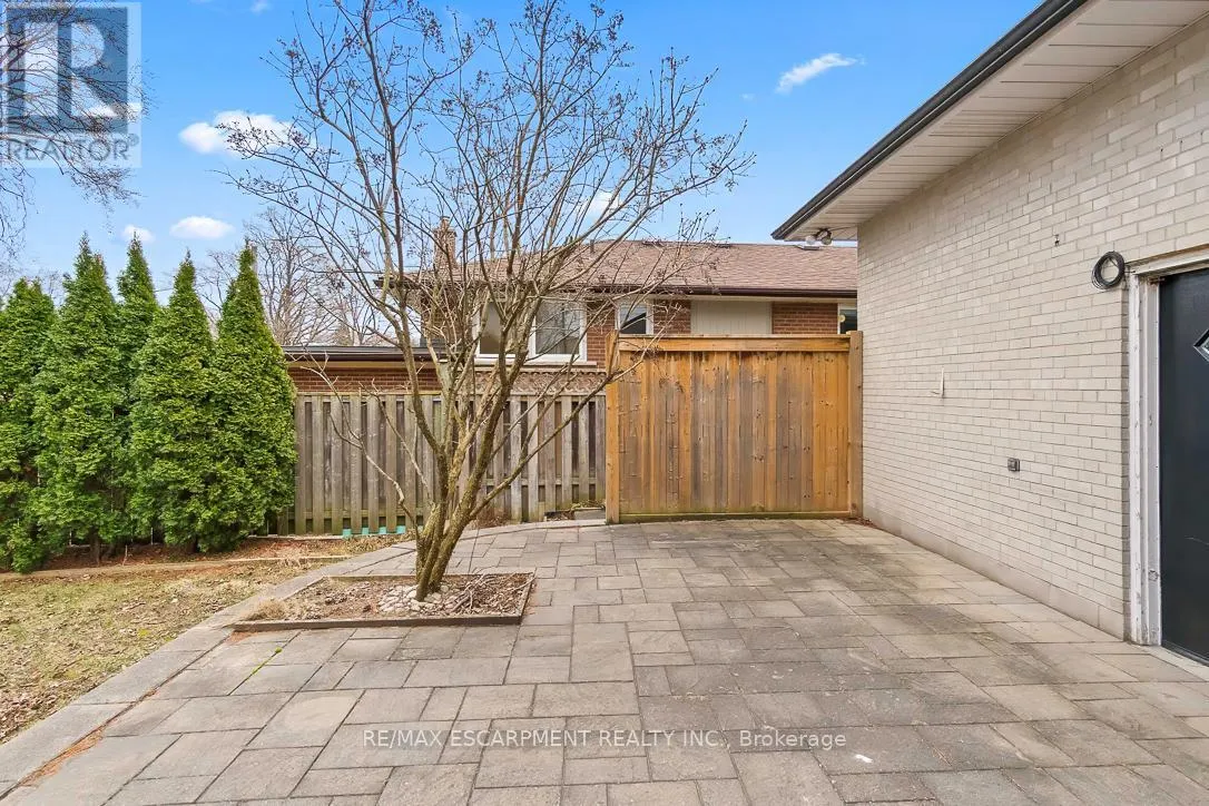 561 WINGROVE CRESCENT
