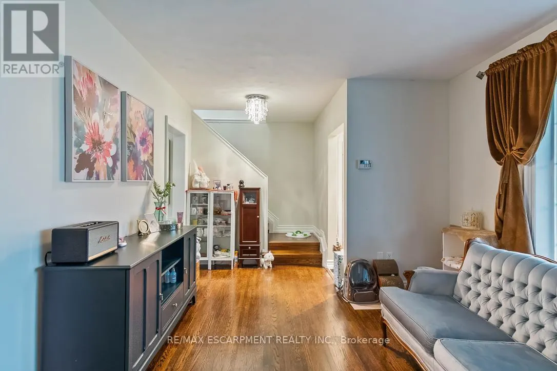561 WINGROVE CRESCENT