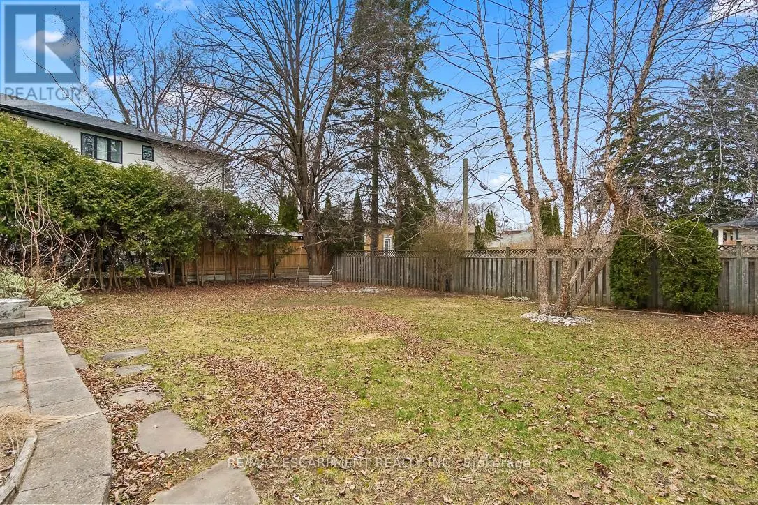 561 WINGROVE CRESCENT