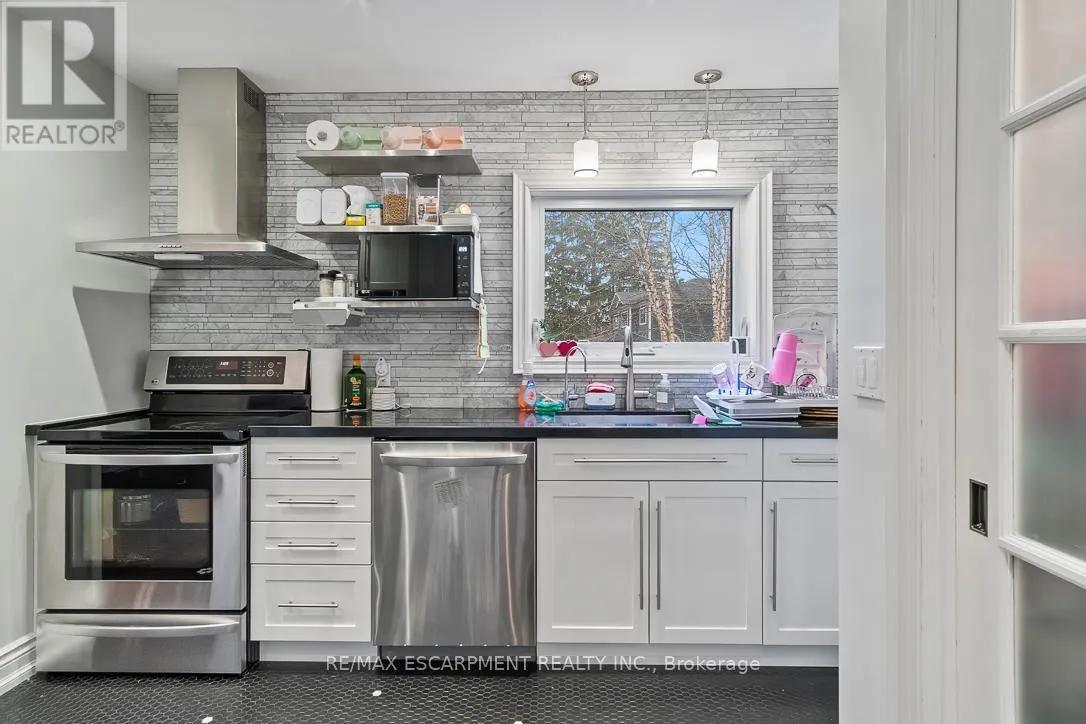 561 WINGROVE CRESCENT