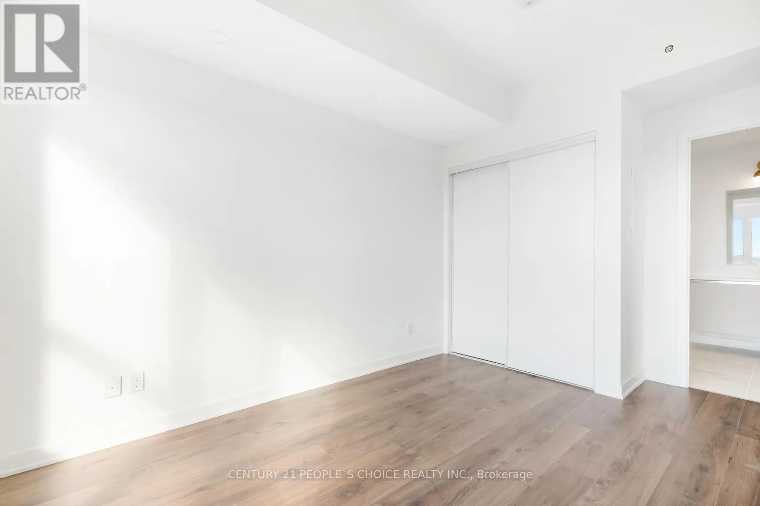 704 - 405 DUNDAS ST. STREET W