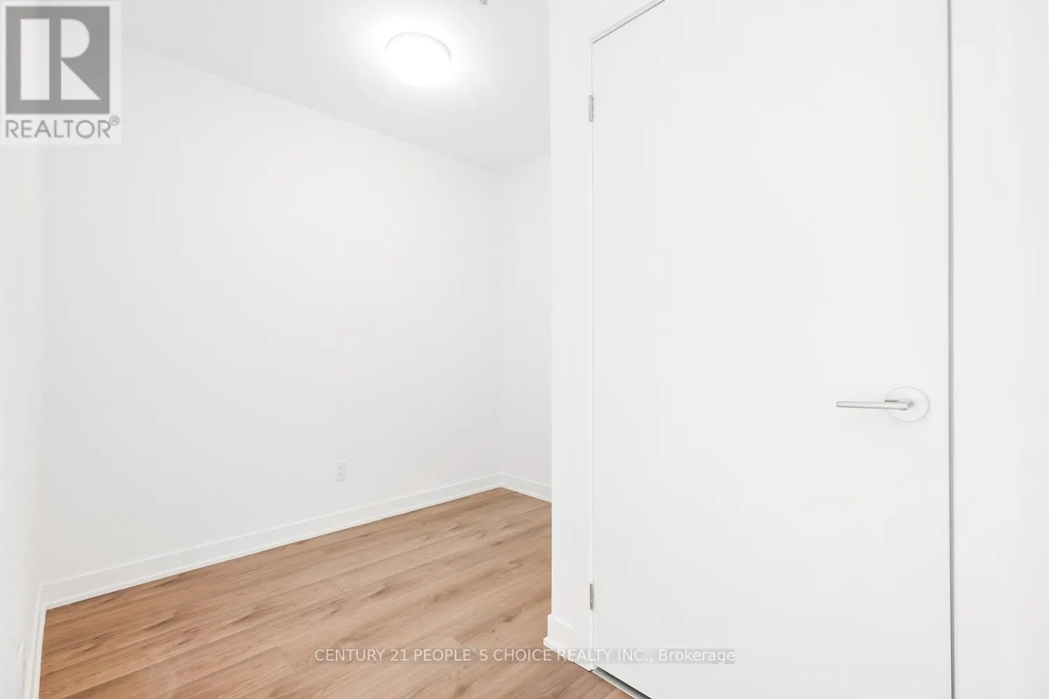 704 - 405 DUNDAS ST. STREET W