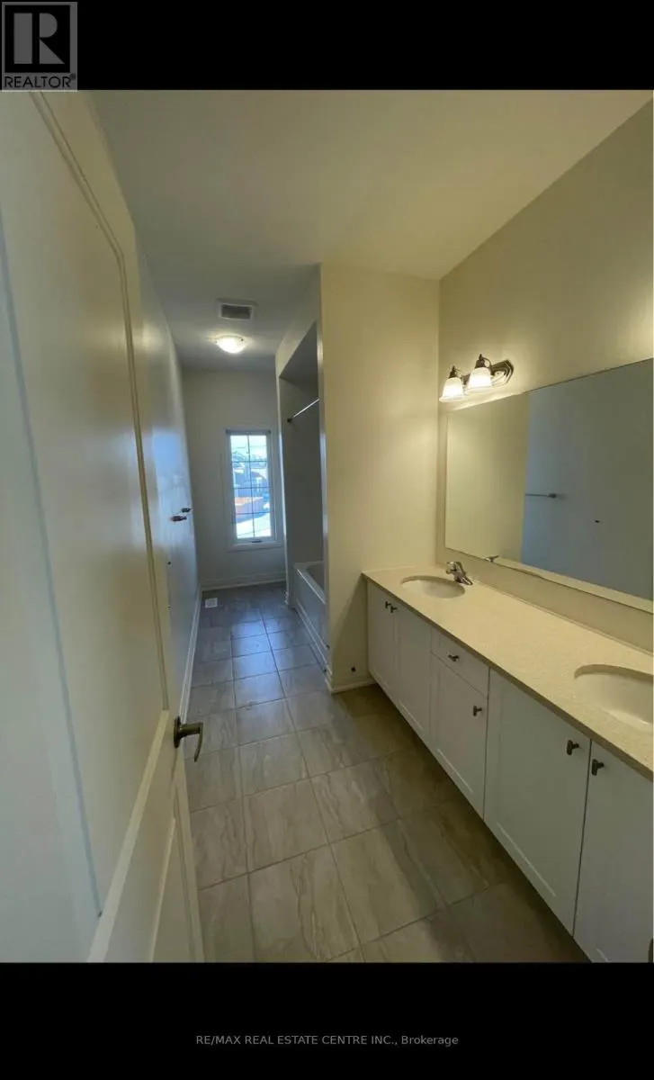 8 UNWIND CRESCENT