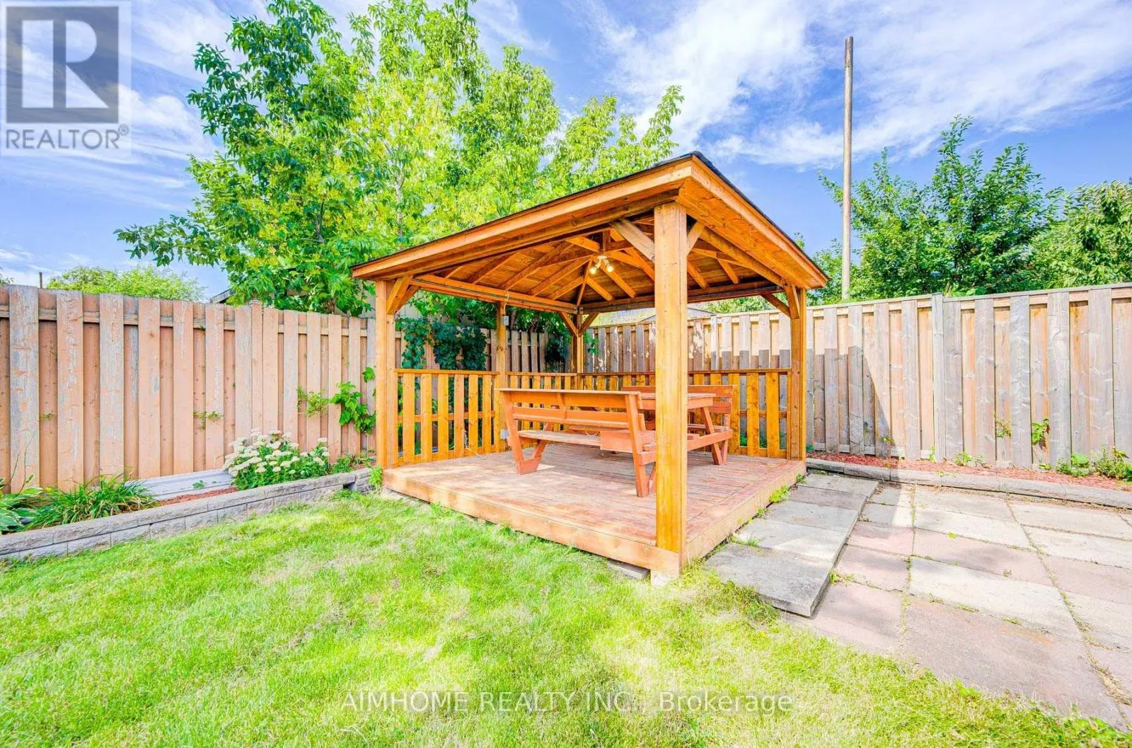 LOWER - 2575 BENEDET DRIVE N