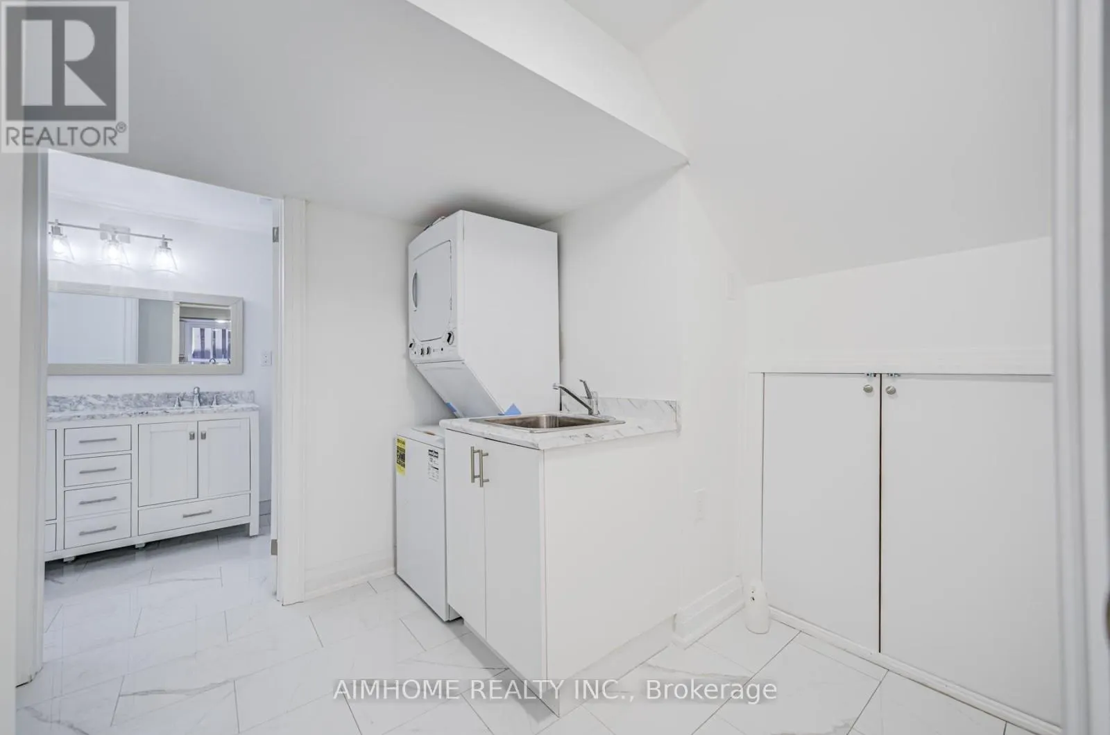 LOWER - 2575 BENEDET DRIVE N
