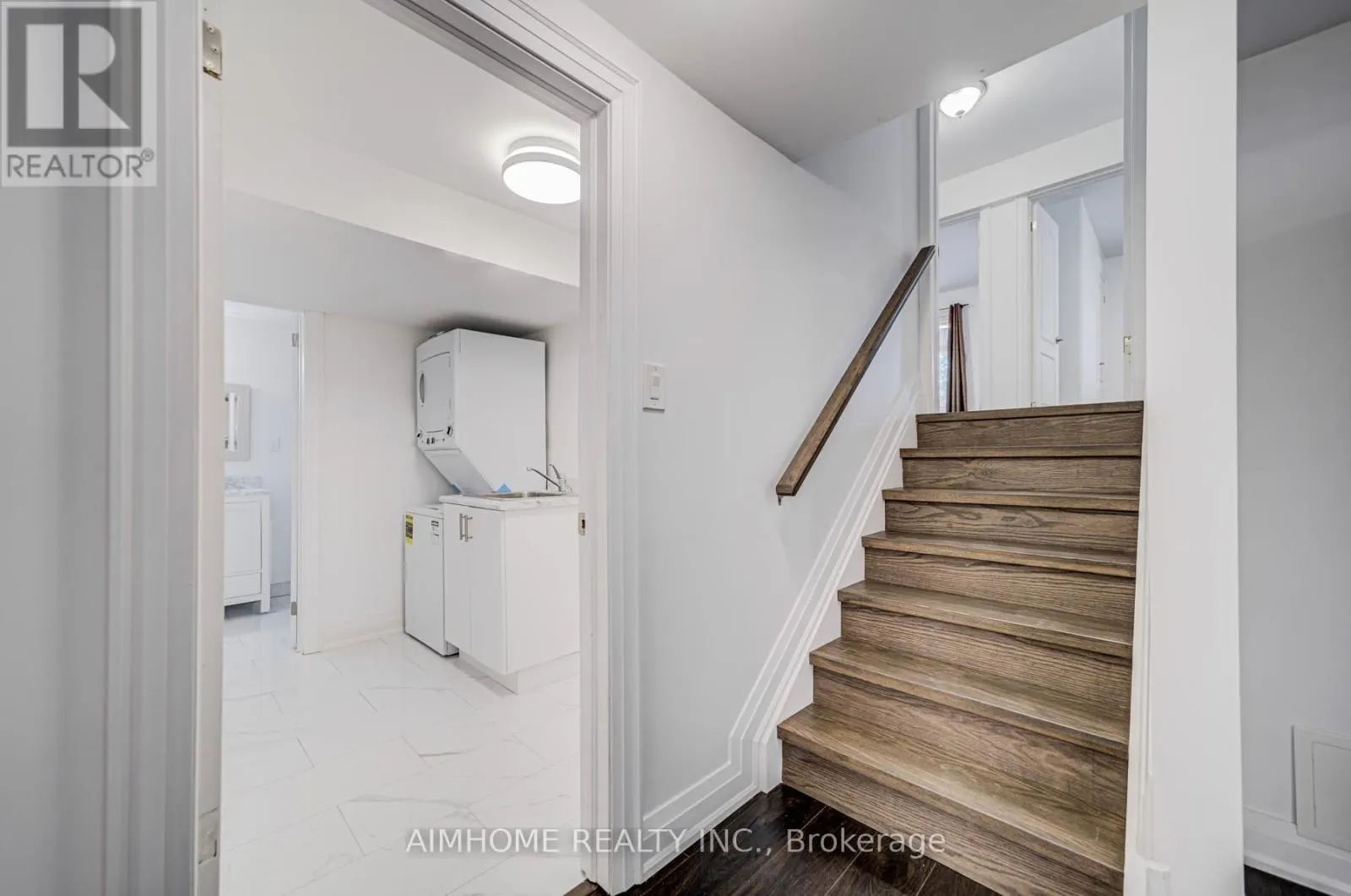 LOWER - 2575 BENEDET DRIVE N