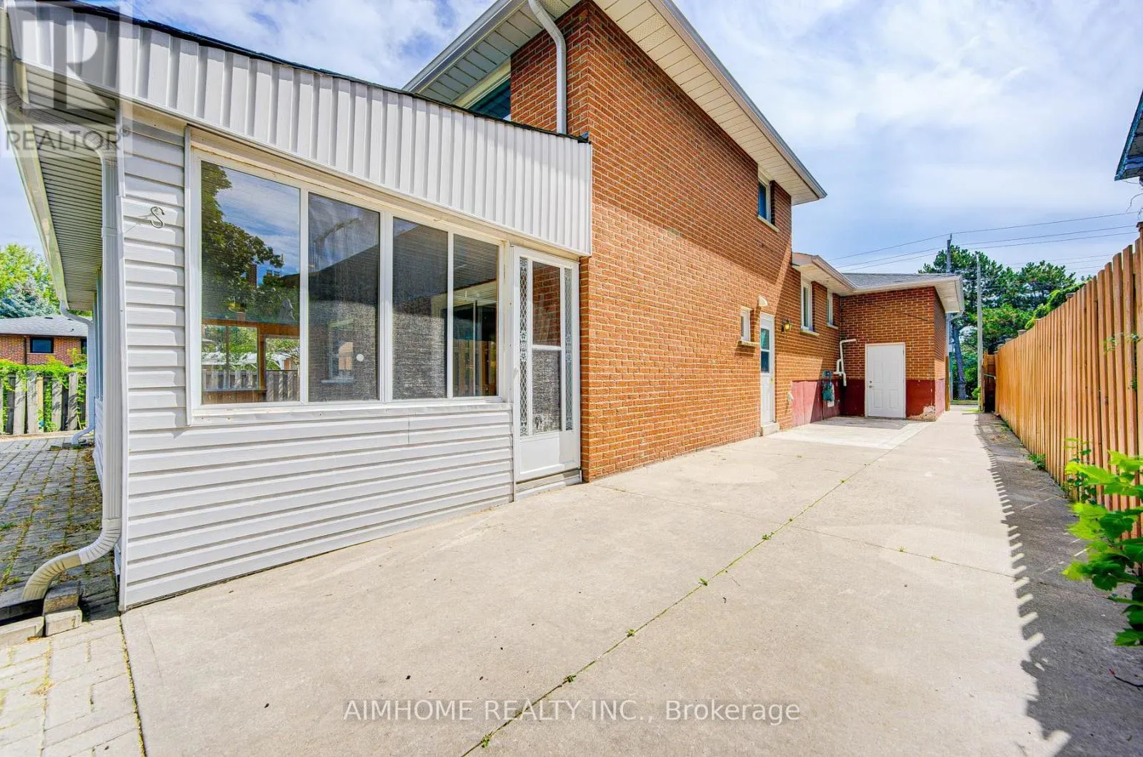 LOWER - 2575 BENEDET DRIVE N