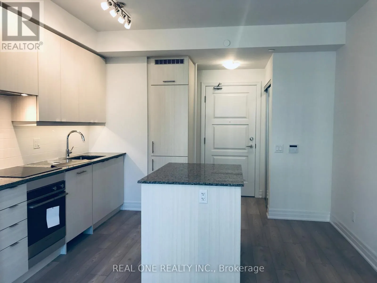 1010 - 36 ELM DRIVE W