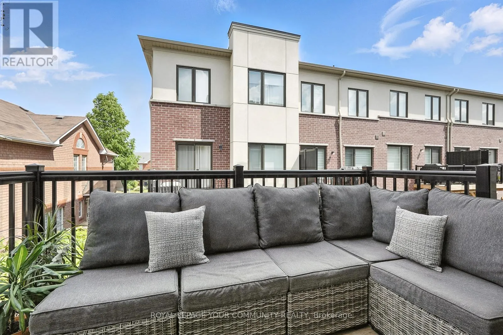 19 HEATHROW LANE