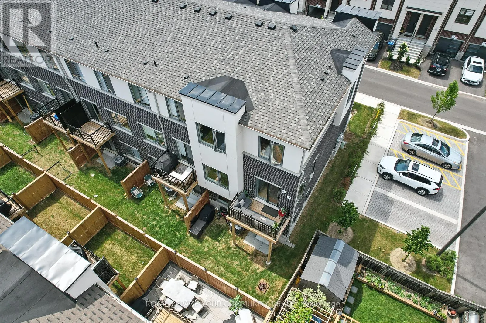 19 HEATHROW LANE
