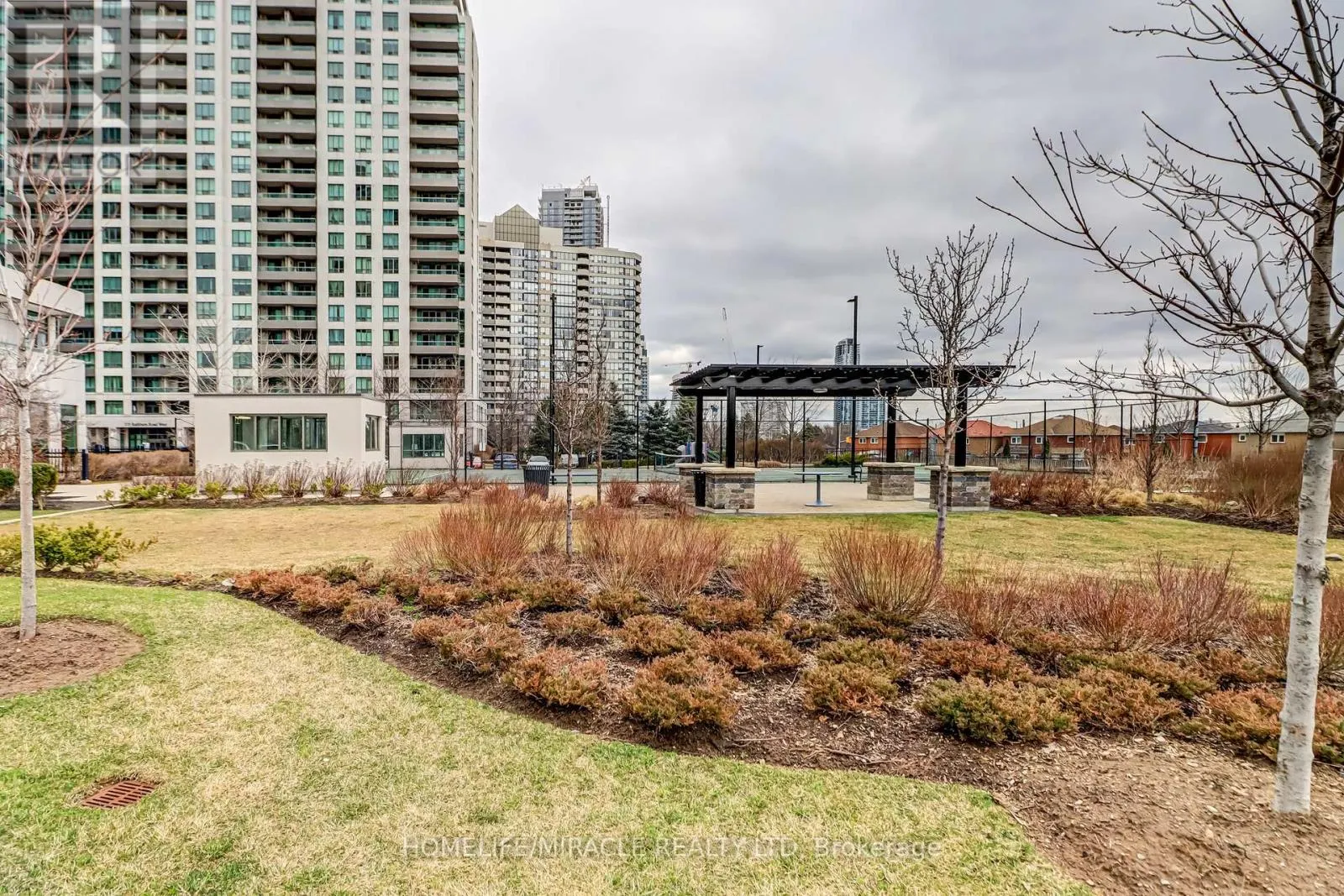 1002 - 335 RATHBURN ROAD W