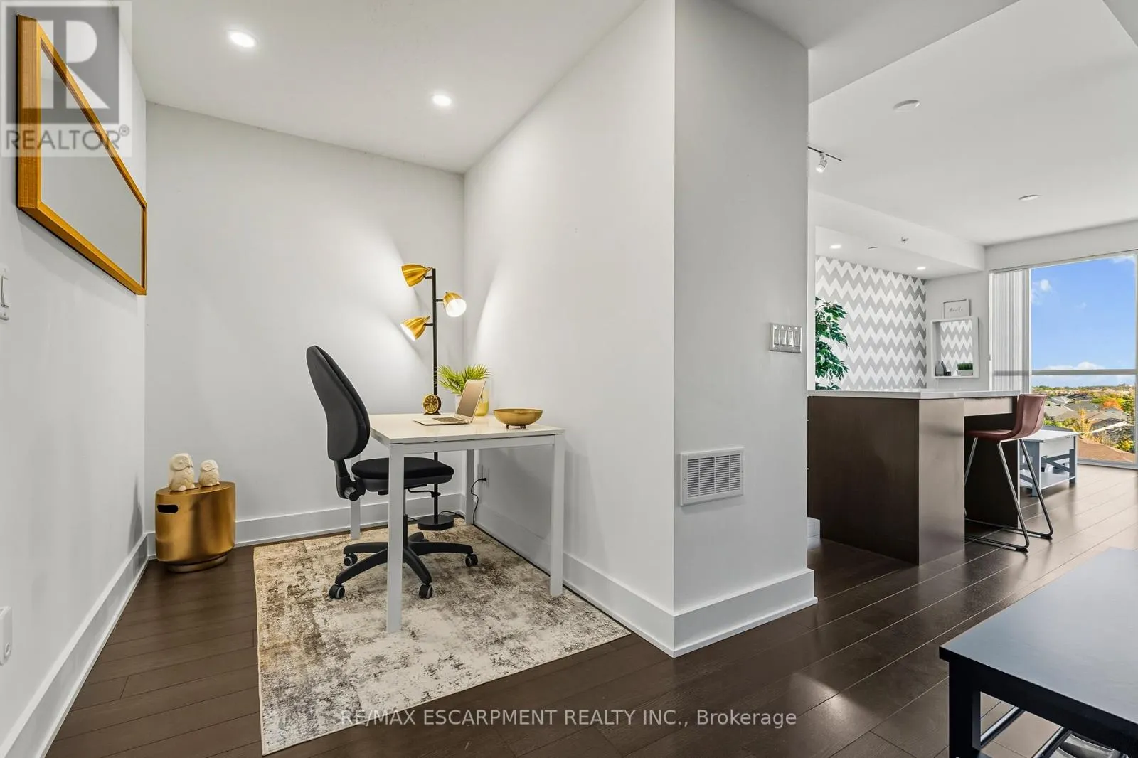 D515 - 5220 DUNDAS STREET