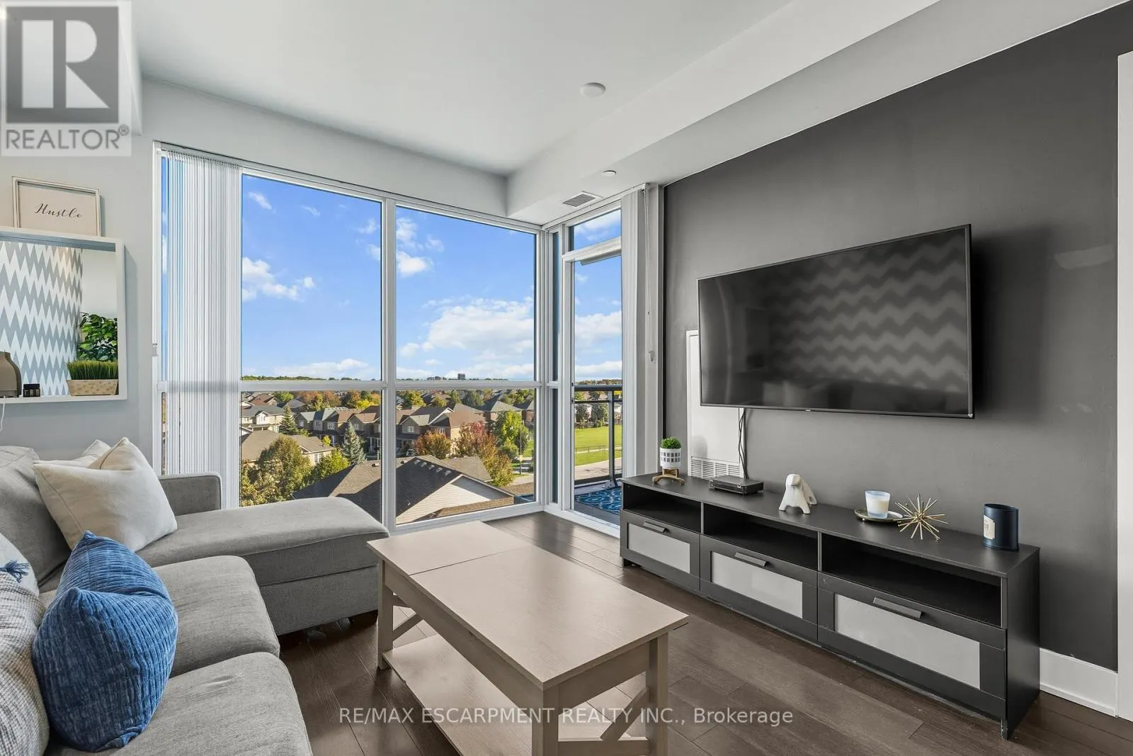 D515 - 5220 DUNDAS STREET