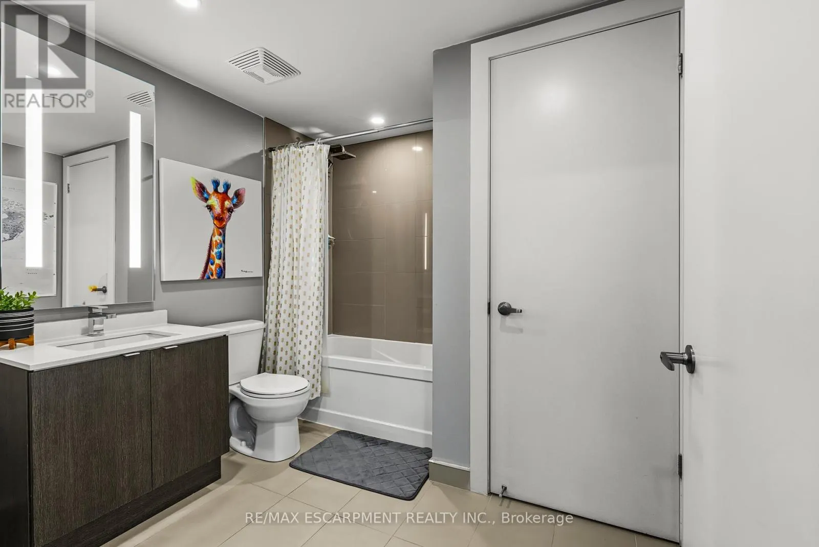 D515 - 5220 DUNDAS STREET