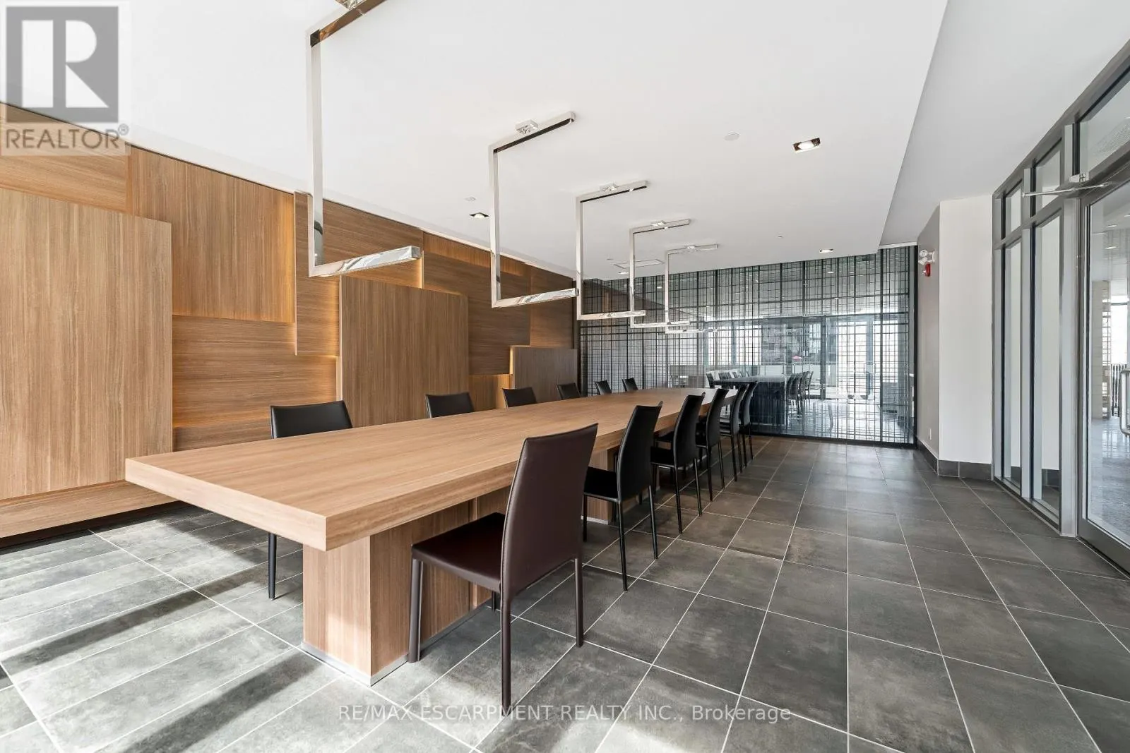 D515 - 5220 DUNDAS STREET
