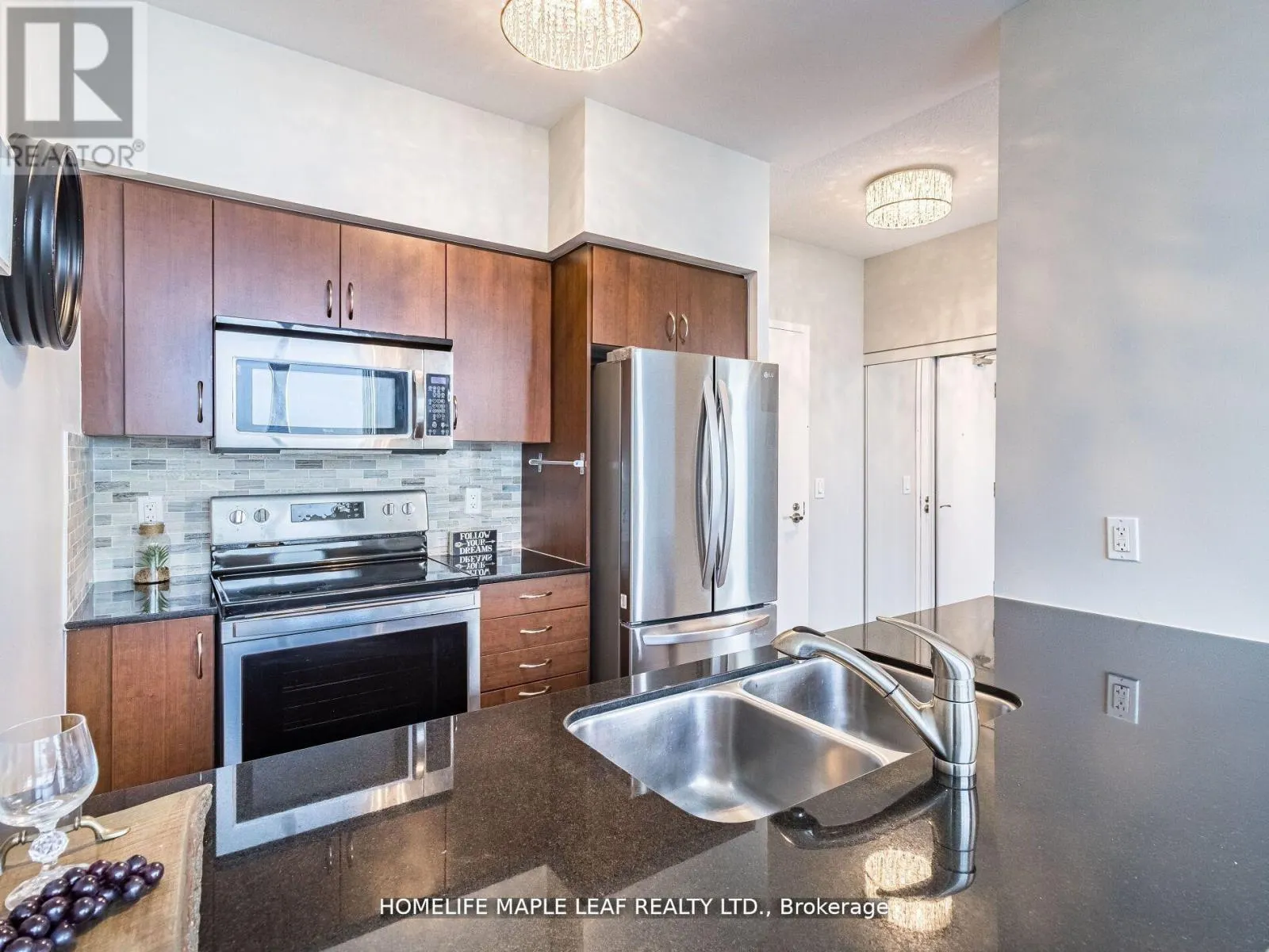 LPH02 - 2240 LAKESHORE BOULEVARD W