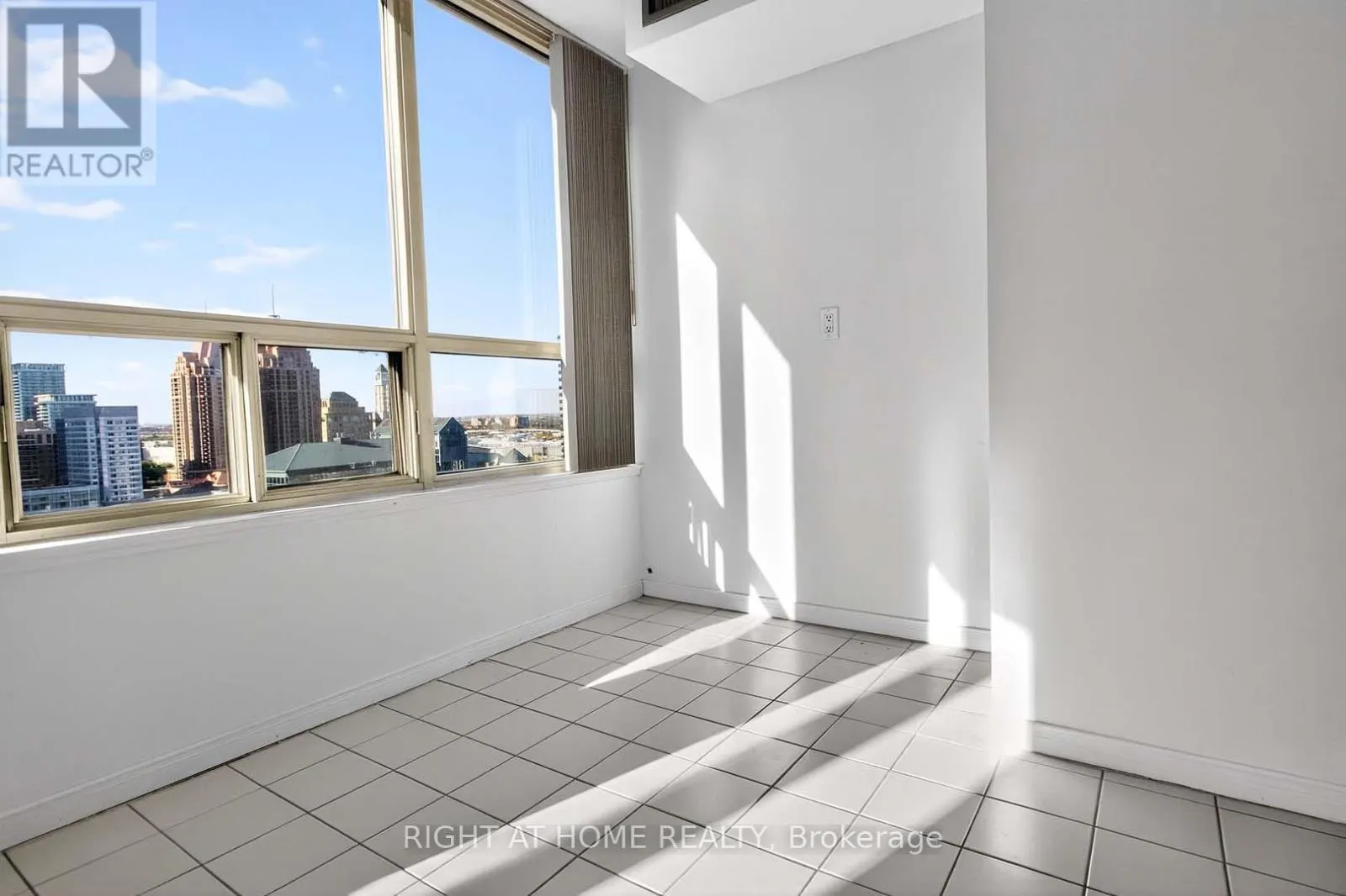 2204 - 400 WEBB DRIVE