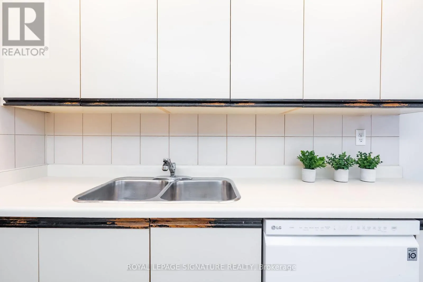 407 - 22 HANOVER ROAD