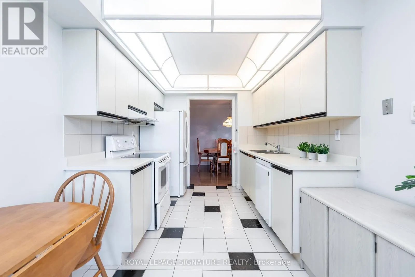 407 - 22 HANOVER ROAD