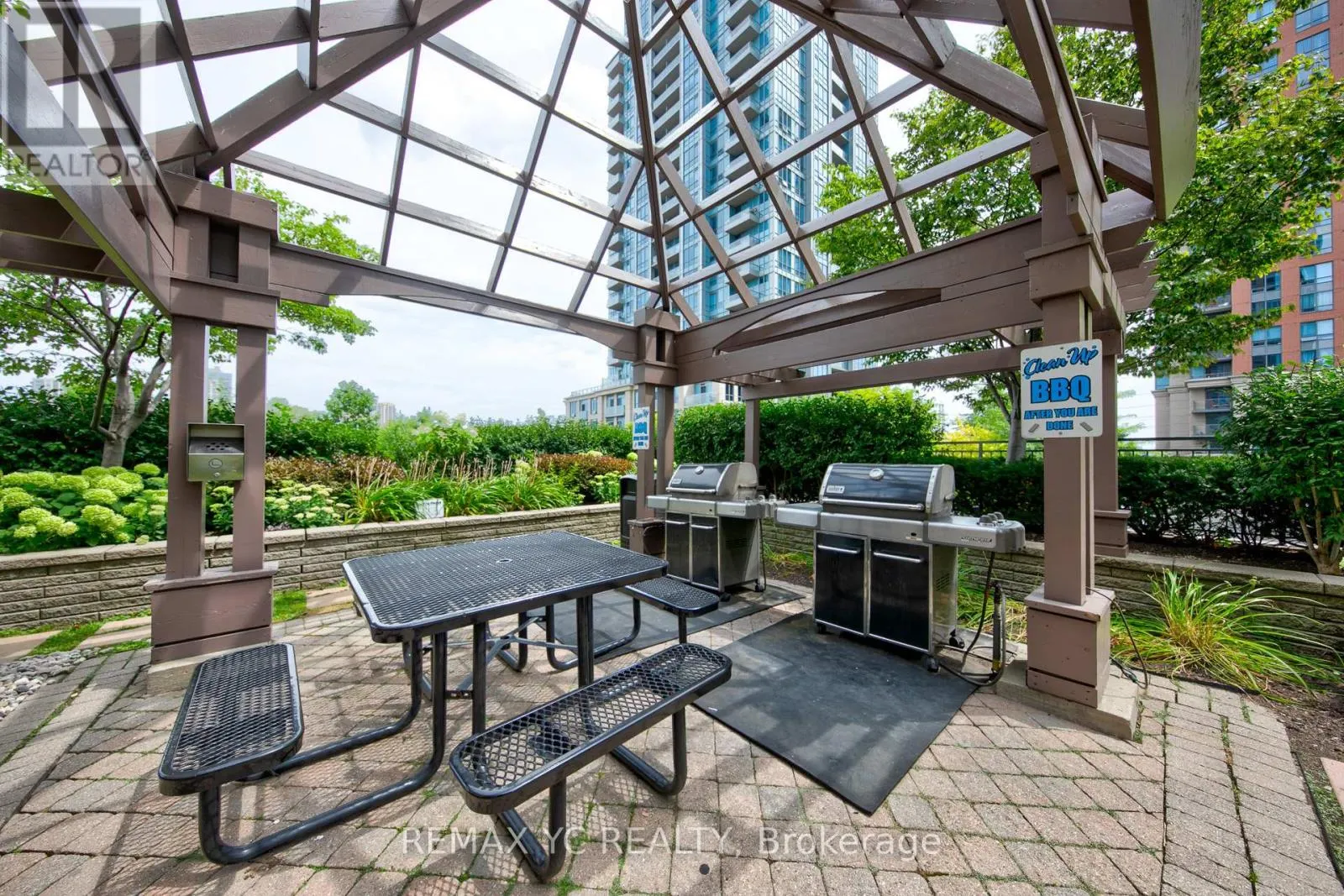 1604 - 5229 DUNDAS STREET W