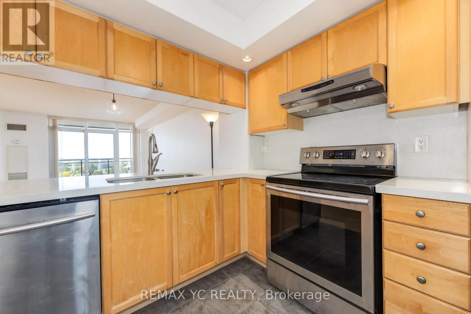 1604 - 5229 DUNDAS STREET W
