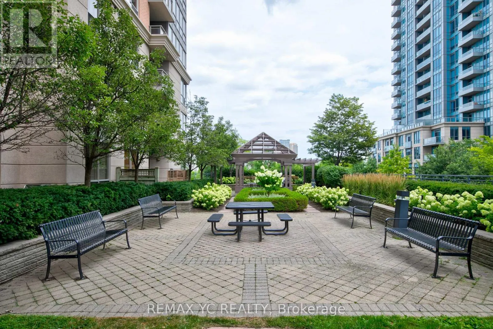 1604 - 5229 DUNDAS STREET W