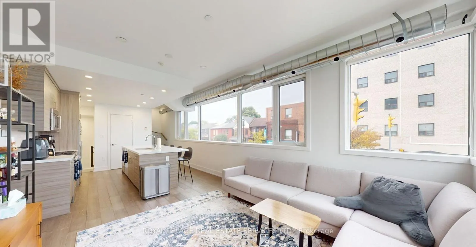 3258 DUNDAS STREET W