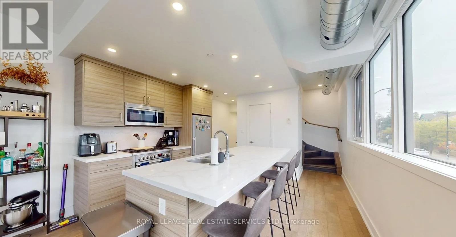 3258 DUNDAS STREET W