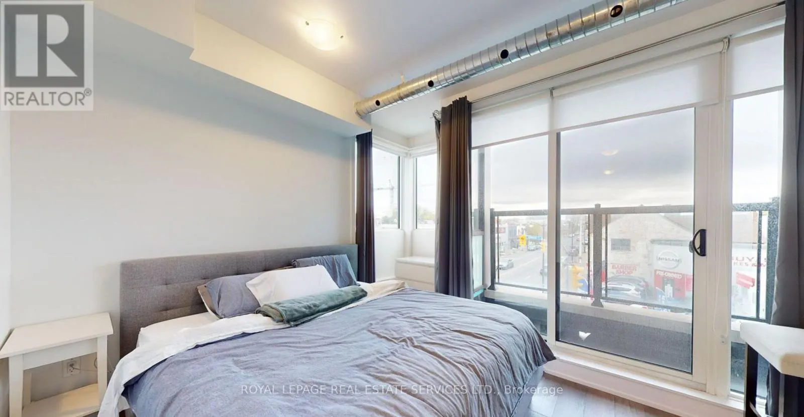 3258 DUNDAS STREET W