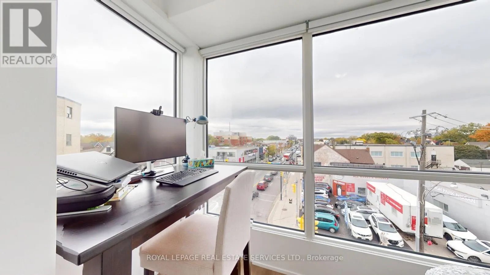 3258 DUNDAS STREET W