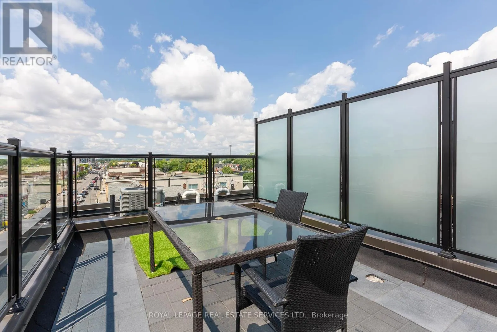 3258 DUNDAS STREET W