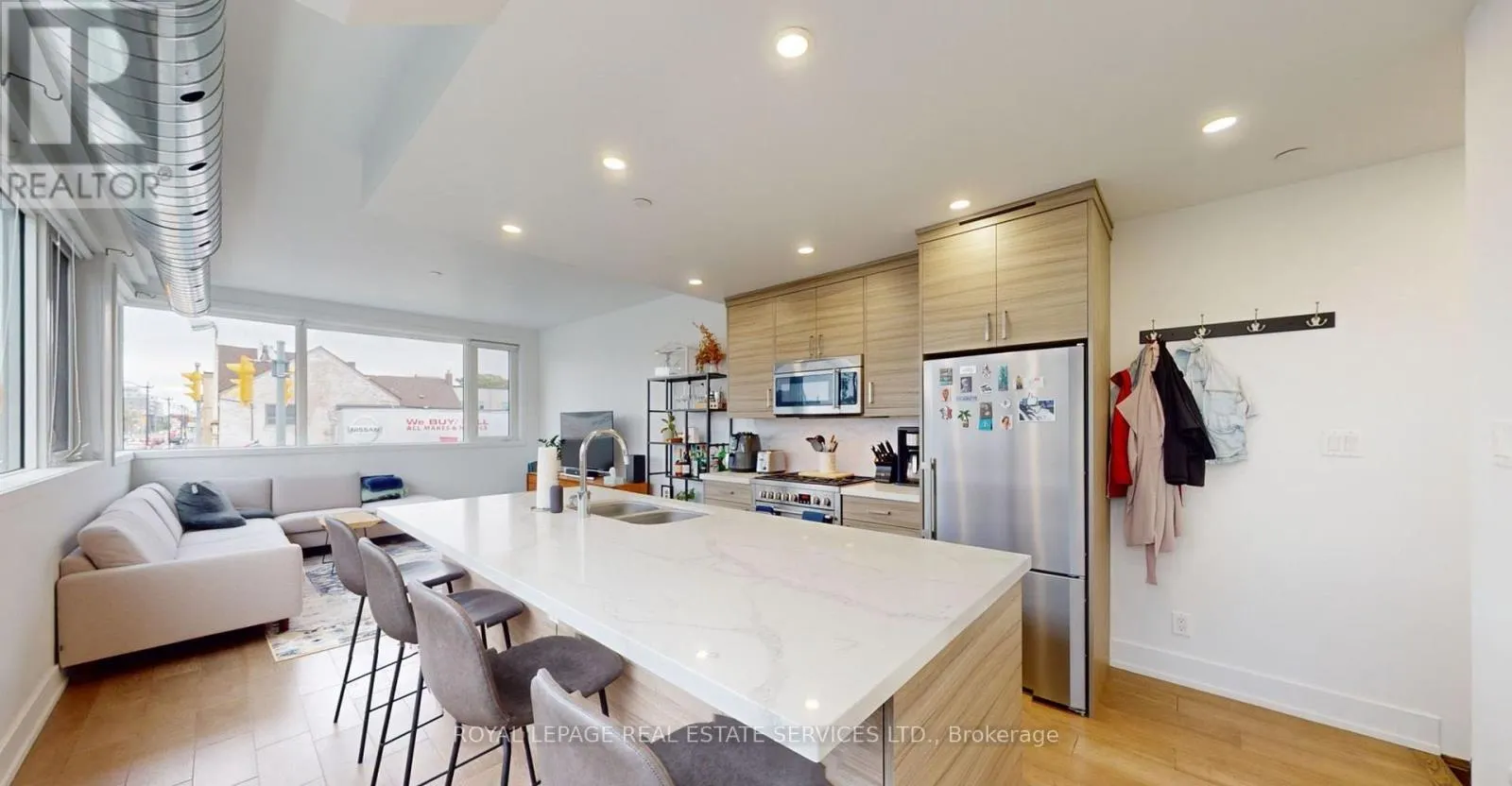 3258 DUNDAS STREET W