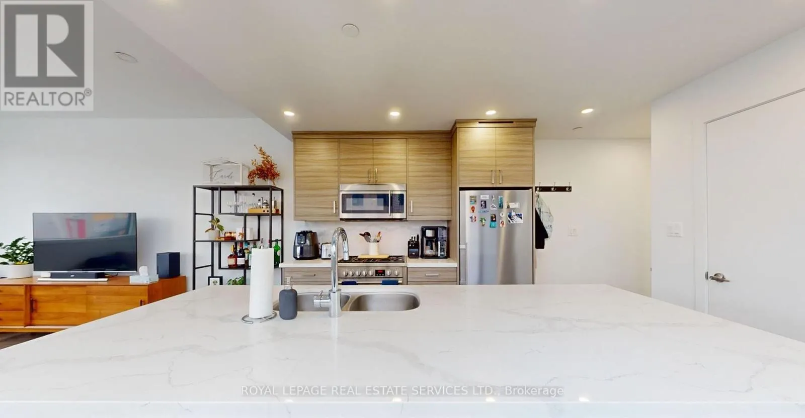 3258 DUNDAS STREET W