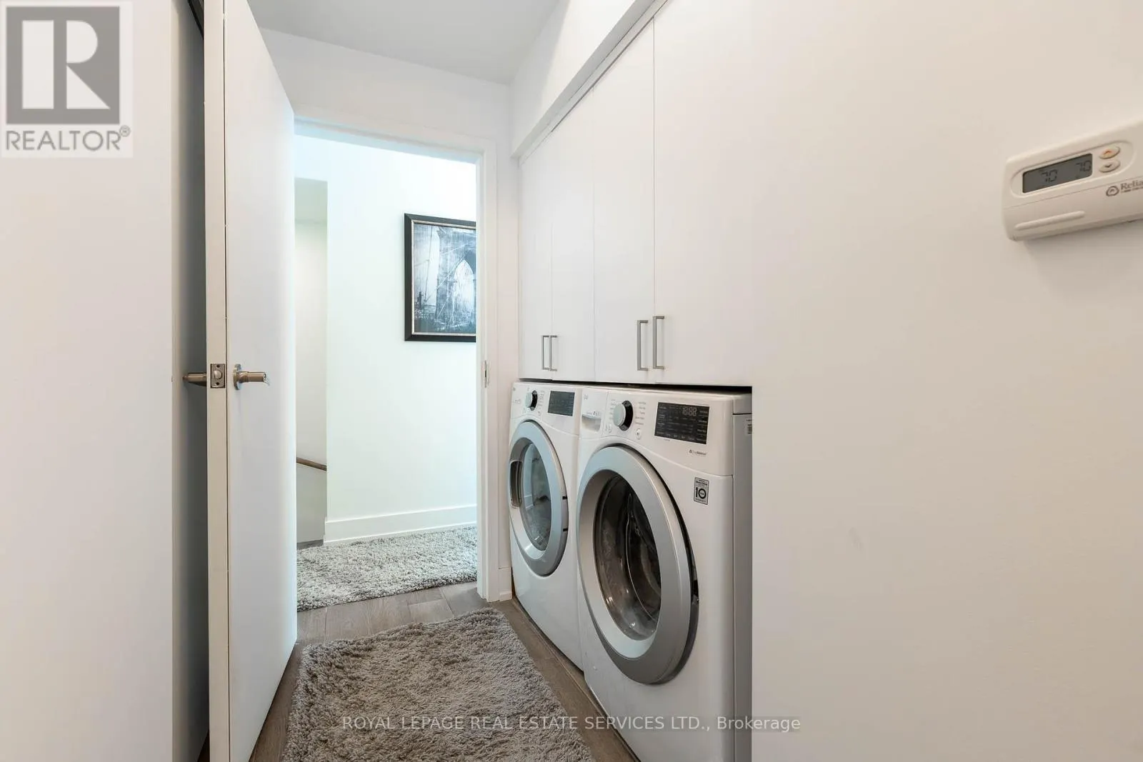 3258 DUNDAS STREET W