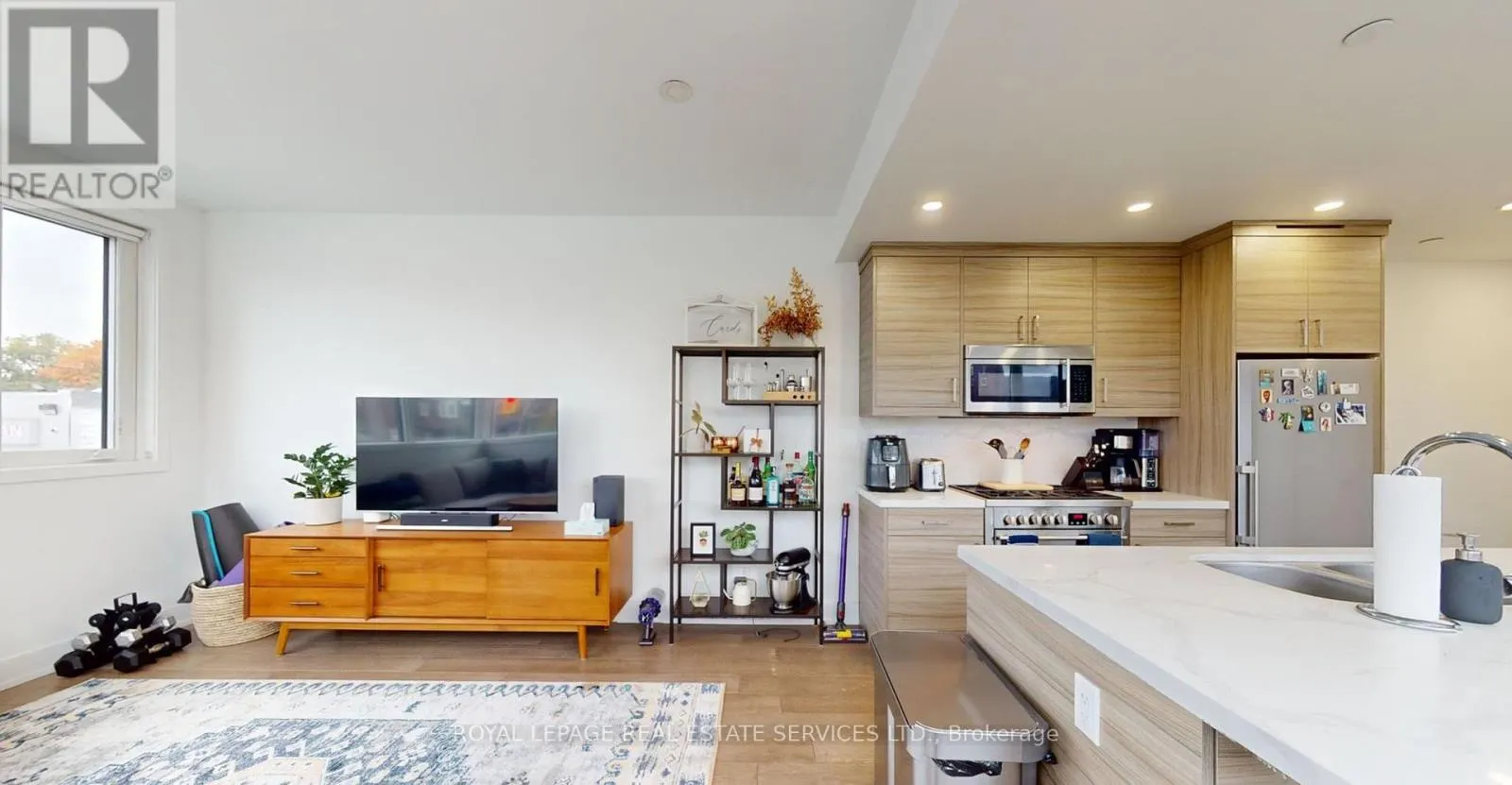 3258 DUNDAS STREET W