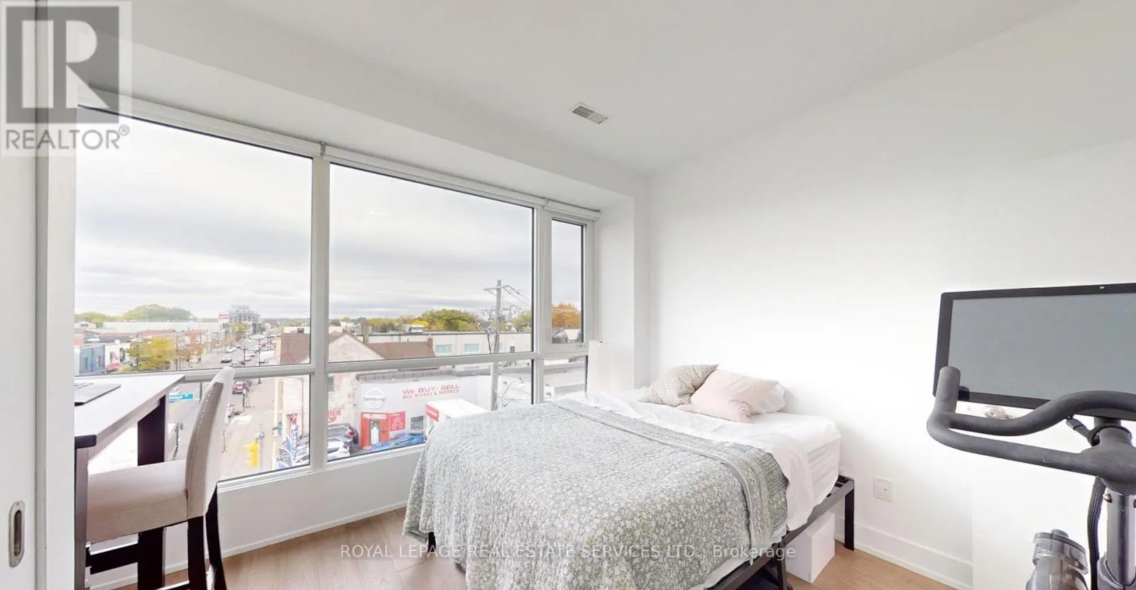 3258 DUNDAS STREET W